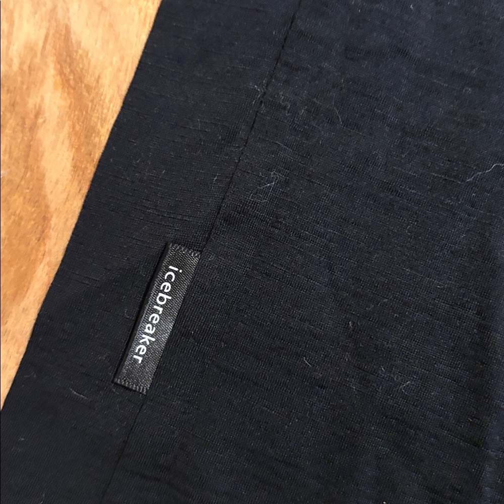 New Icebreaker Men's Black Tee with Mountain Design - Picture 2 of 6